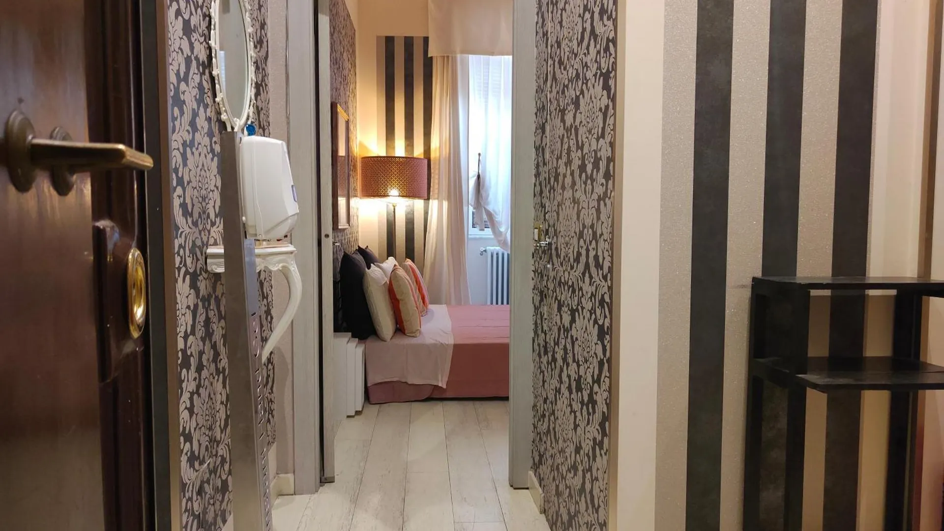 Smart & Luxury Apartment Colosseo Rome 0*,